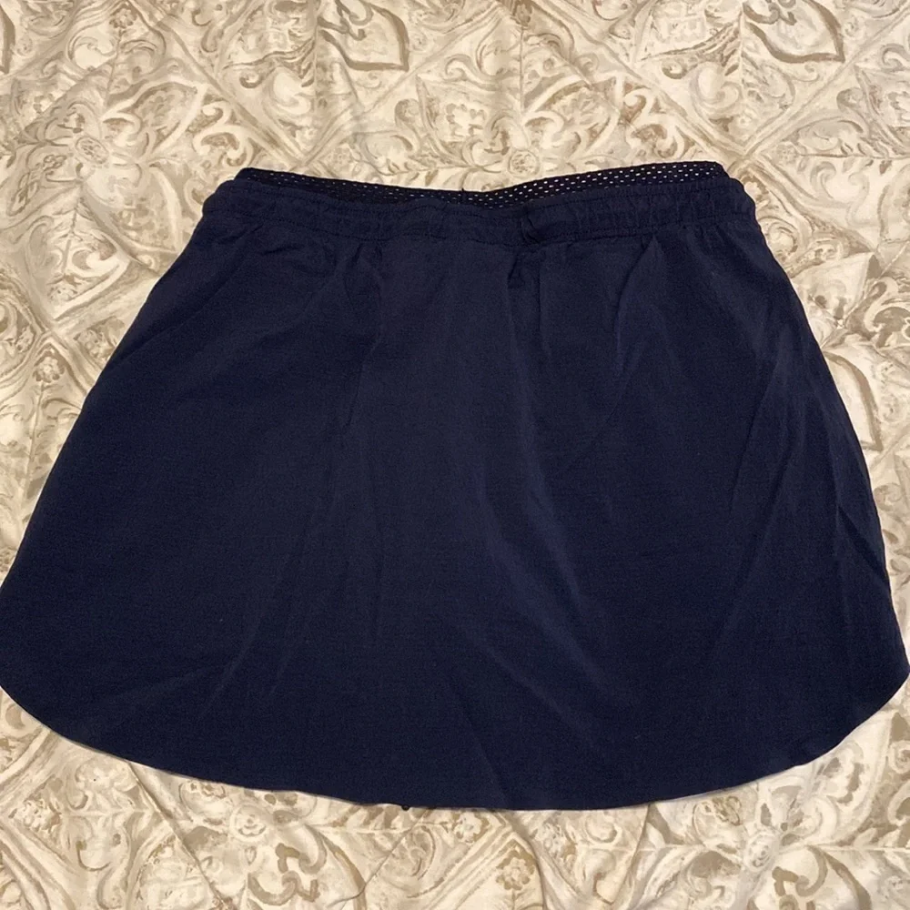 Athleta athletica crest